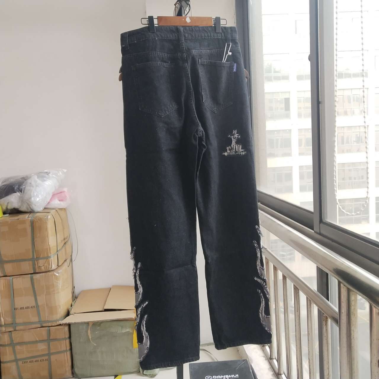 Skull Flame Streetwear Jeans – Loose Fit Graphic Denim (Unisex Alt Style)